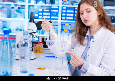 -MODELL VERÖFFENTLICHT. Weibliche Laborantin Wasser im Labor testen. Stockfoto