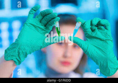-MODELL VERÖFFENTLICHT. Wissenschaftler mit Latex Handschuhen Eppendorf Rohre halten. Stockfoto