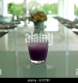 Schmetterlings-Erbse-Saft mit Eis und Mineralwasser Stockfoto
