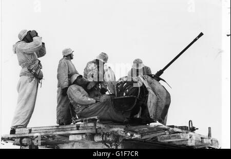 Soldaten der Wehrmacht im Schnee Tarnung mit einem 20mm Anti-Aircraft Gewehr am östlichen Front 1943 Stockfoto