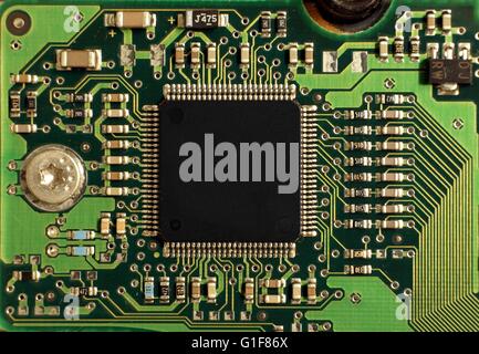 Nahaufnahme einer integrierten elektronischen Leiterplatte mit einem großen Prozessor-chip Stockfoto