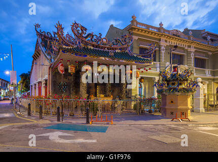 Abenddämmerung Blick auf den Choo Chay Keong Tempel anschließt, Yap Kongsi Clan Haus, Armenian Street, George Town, Penang, Malaysia Stockfoto