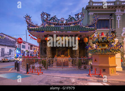 Abenddämmerung Blick auf den Choo Chay Keong Tempel anschließt, Yap Kongsi Clan Haus, Armenian Street, George Town, Penang, Malaysia Stockfoto