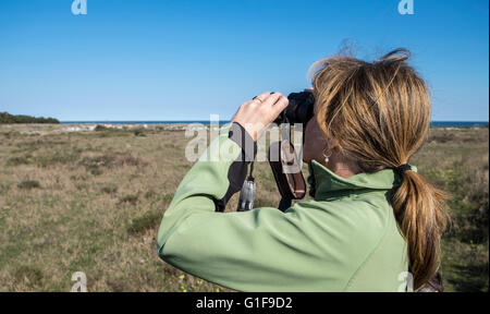 Weibliche Vogelbeobachter Stockfoto