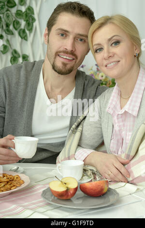 zu zweit am Tisch mit Kaffee und Essen Stockfoto