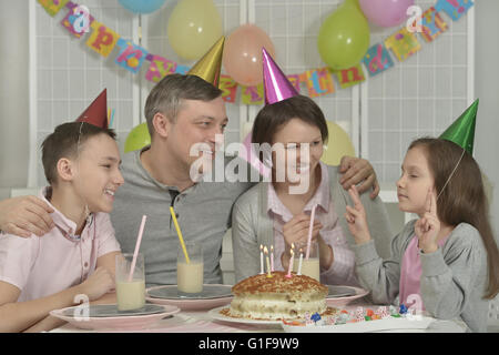 Familie feiert Geburtstag Stockfoto