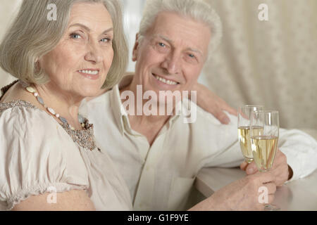 glücklich Senior paar mit Wein Stockfoto