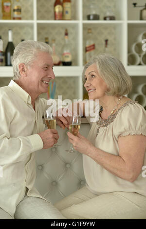 glücklich Senior paar mit Wein Stockfoto