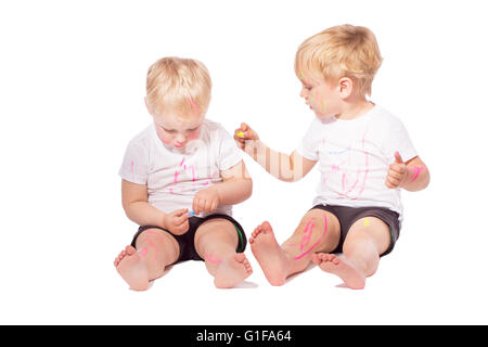 Kinder malen farbigen Kreide auf einander. Isoliert auf weiss Stockfoto