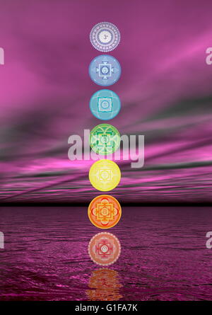 Sieben Chakra-Symbole-Spalte in violette Aurora boreal Hintergrund - 3D render Stockfoto