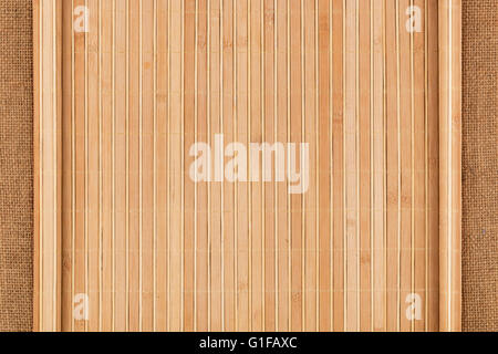 Bambusmatte verdreht in Form eines Manuskripts auf Sackleinen, mit Platz für Ihren text Stockfoto