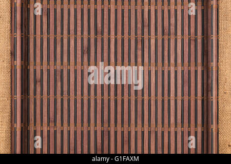 Bambusmatte verdreht in Form eines Manuskripts auf Sackleinen, mit Platz für Ihren text Stockfoto