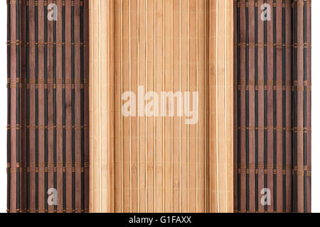 Zwei Bambusmatte verdreht in Form eines Manuskripts isoliert auf weißem Hintergrund, mit Platz für Ihren text Stockfoto