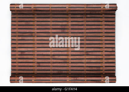 Bambusmatte verdreht in Form eines Manuskripts auf weißem Hintergrund Stockfoto