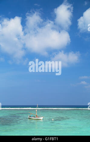 Boot vor Anker auf Hulhumale Insel, Männlich, Nord Male Atoll, Malediven Stockfoto