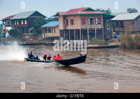 Touristen kommen wieder aus dem Inle-See in den frühen Morgenstunden (Myanmar). Touristes Wiedergänger du Lac Inlé au petit matin (Birmanie) Stockfoto