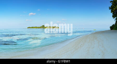 Blick auf Kuramathi Island Resort von Insel Rasdhoo, Nord Ari Atoll, Malediven Stockfoto