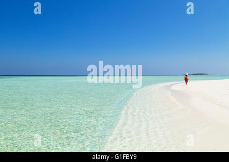 Frau auf der Sandbank, Insel Rasdhoo, Nord Ari Atoll, Malediven Stockfoto