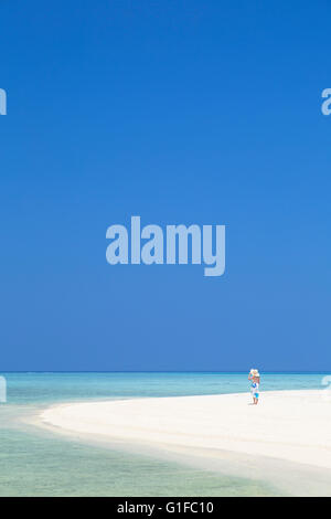 Frau auf der Sandbank, Kaafu Atoll, Malediven Stockfoto