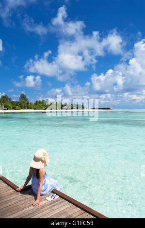 Frau am Pier in Olhuveli Beach und Spa Resort, Süd Male Atoll, Kaafu Atoll, Malediven Stockfoto