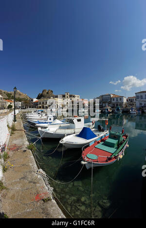 Fischereiflotte Boote in Myrina Oase Ankerplatz direkt am Meer die Stadt. Insel von Lemnos oder Limnos, Griechenland Stockfoto