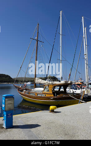 Eine luxuriöse hölzerne private Segeln Clipper in Myrina Hafen und blaue Säule Punkt verankert. Insel von Lemnos oder Limnos, Griechenland Stockfoto