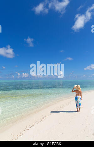 Frau auf der Sandbank, Süd Male Atoll, Kaafu Atoll, Malediven Stockfoto