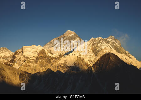 Alpen Glühen über das Gesicht des Mt. Everest und Nuptse Berg während des Sonnenuntergangs im Himalaya Stockfoto