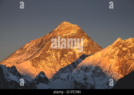 Alpen Glühen über das Gesicht des Mt. Everest und Nuptse Berg während des Sonnenuntergangs im Himalaya Stockfoto