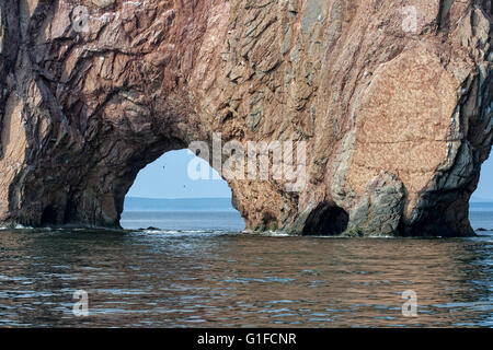 Rocher Percé ist eine gewaltige Felsformation aus St.-Lorenz-Golf entlang der Küste von Percé Quebec. Es besteht p Stockfoto