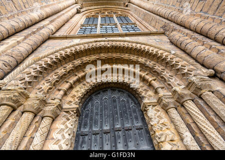 Romanische schnitzen Formteile um Lincoln Kathedrale Main Tür, Lincoln, Lincolnshire, England, UK Stockfoto