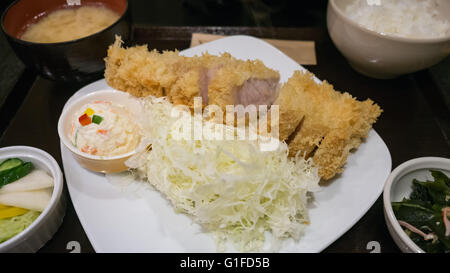 Tonkatsu, Japannese Essen, dick geschnittene Schweineschnitzel mit Kohl und Maische Kartoffel Stockfoto