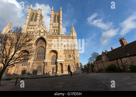 Blick auf Lincoln Kathedrale West Norman vorne von Minster Yard bei Sonnenuntergang, Lincoln, Lincolnshire, England, UK Stockfoto
