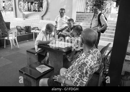 Ältere Singaporean chinesische chinesisches Schach spielen und entspannen Sie sich in Chinatown, Singapur Stockfoto