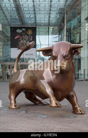 Stier-Skulptur von Broderick; Birmingham; England Stockfoto
