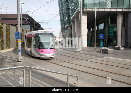 Midland Metro Tram auf Colmore Zirkus Queensway Straße; Birmingham; England Stockfoto