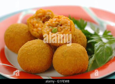 Arancini - traditionelle italienische gebratener Reis auf weißem Hintergrund Stockfoto