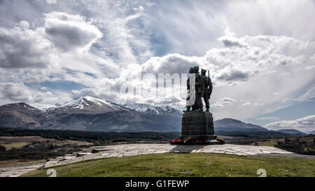 Die Super Commando Memorial von Sutherland sitzt in einer herrlichen Umgebung mit Blick auf die Nevis Range der Berge in Schottland Stockfoto