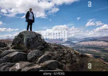 Frau steht auf große Felsen am Sgurr Finniosgaig Aussichtspunkt auf Aonach Mor in der Nähe von Ben Nevis Stockfoto