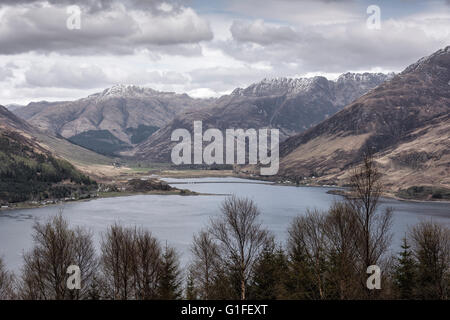 Der Aufstieg von Ratagan zeigt einen herrlichen Blick über das östliche Ende des Loch Duich und die Kintail Berge in Glen Shiel Stockfoto