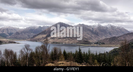 Die fünf Schwestern Kintail erheben sich über Glen Shiel am östlichen Ende des Loch Duich in den westlichen Highlands von Schottland. Stockfoto