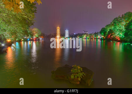 Die Sonne und Mond Pagoden auf Fir (Shanhu) See, Guilin, Guangxi autonome Region, China Stockfoto