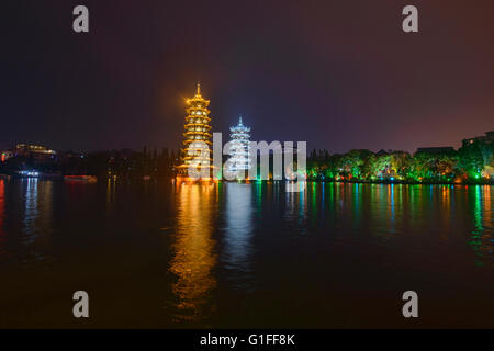 Die Sonne und Mond Pagoden auf Fir (Shanhu) See, Guilin, Guangxi autonome Region, China Stockfoto