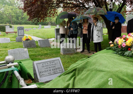 Trauernden im Regen warten auf Beginn einer Beerdigung auf dem Har Jehuda Cemetery in Upper Darby, Pennsylvania. Stockfoto
