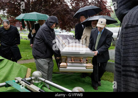 Einer jüdischen Beerdigung auf dem Har Jehuda Cemetery in Upper Darby, Pennsylvania. Stockfoto