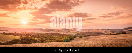Traumhaften Sonnenuntergang über toskanischen Felder. Panorama-Landschaft. Stockfoto