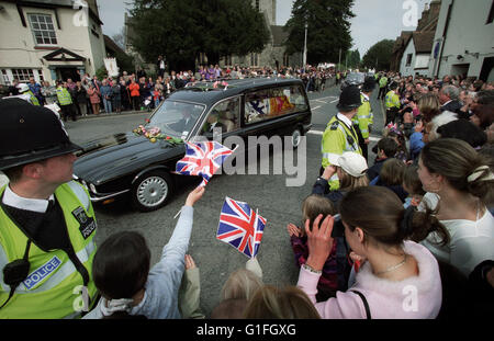 Beerdigung von HM die Königin-Mutter, die mit 101 Jahren des 30. März 2002 gestorben. Die Beerdigung fand am 9. April 2002. Durch Datchet in der Royal Borough of Windsor und Maidenhead Berkshire, auf dem Weg nach Windsor Castle vorbei hier gesehen. NEUE Scans gemacht im Jahr 2016 Stockfoto