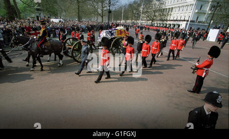 Beerdigung von HM die Königin-Mutter, die mit 101 Jahren des 30. März 2002 gestorben. Die Beerdigung fand am 9. April 2002. NEUE scans Stockfoto