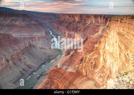 Sonnenuntergang am Colorado River nach Norden bis Marble Canyon vom East Rim des Grand Canyon, Arizona Stockfoto