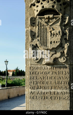 Steinmarke am Ende der römischen Brücke über den Rio Tormes, Salamanca, Kastilien und Leon, Spanien. Stockfoto